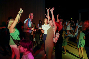 Gorąca, letnia finałówka czyli gorące rytmy do tańca na koniec lata - uczestnicy potańcówki na parkiecie.