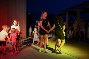 Gorąca, letnia finałówka czyli gorące rytmy do tańca na koniec lata - uczestnicy potańcówki na parkiecie.