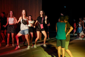 Gorąca, letnia finałówka czyli gorące rytmy do tańca na koniec lata - uczestnicy potańcówki na parkiecie.