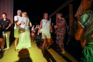 Gorąca, letnia finałówka czyli gorące rytmy do tańca na koniec lata - uczestnicy potańcówki na parkiecie.