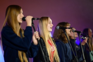 Koncert zespołu Wołosatki na 100-Lecie Oddziału PTTK "Ziemi Tarnowskiej" - Na scenie śpiewające wokalistki zespołu instrumentalno-wokalnego Wołosatki