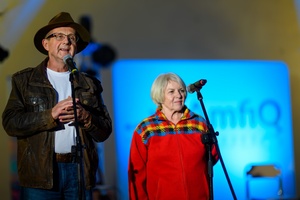 Koncert zespołu Wołosatki na 100-Lecie Oddziału PTTK "Ziemi Tarnowskiej" - Na amfiteatralnej scenie Prezes Zarządu tarnowskiego oddziału PTTK Barbara Jarocka i Przewodniczący R.O. Starówka Ryszard Żądło otwierający koncert