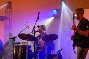 Koncert zespołu Wołosatki na 100-Lecie Oddziału PTTK "Ziemi Tarnowskiej" - Na scenie grająca sekcja muzyczna zespołu Wołostaki