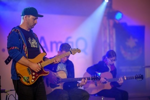 Koncert zespołu Wołosatki na 100-Lecie Oddziału PTTK "Ziemi Tarnowskiej" - Na scenie grająca sekcja muzyczna zespołu Wołostaki