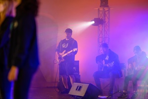 Koncert zespołu Wołosatki na 100-Lecie Oddziału PTTK "Ziemi Tarnowskiej" - Na scenie grająca sekcja muzyczna zespołu Wołostaki