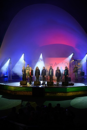 Koncert zespołu Wołosatki na 100-Lecie Oddziału PTTK "Ziemi Tarnowskiej" - Na scenie zespół instrumentalno-wokalny Wołosatki