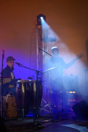 Koncert zespołu Wołosatki na 100-Lecie Oddziału PTTK "Ziemi Tarnowskiej" - Na scenie grająca sekcja muzyczna zespołu Wołostaki