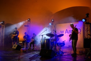 Koncert zespołu Wołosatki na 100-Lecie Oddziału PTTK "Ziemi Tarnowskiej" - Na scenie grająca sekcja muzyczna zespołu Wołostaki