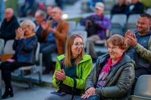 Koncert zespołu Wołosatki na 100-Lecie Oddziału PTTK "Ziemi Tarnowskiej" - Publiczność w oczekiwaniu na koncert piosenki turystycznej