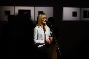 Wystawa: Dwoistość - Paulina Michałek autorka wystawy Dwoistość przemawiająca podczas otwarcia