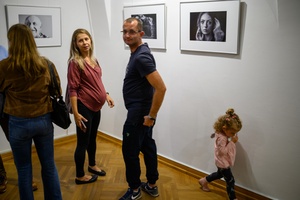 Wystawa: Tak daleko Tak blisko - Publiczność oglądająca fotografie na wystawie