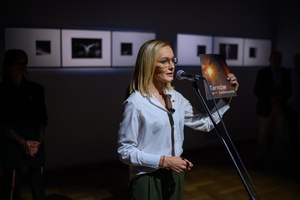 Wystawa: Dwoistość - Paulina Michałek autorka wystawy Dwoistość przemawiająca podczas otwarcia