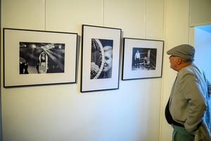 Wystawa: Wojowniczki - Publiczność oglądająca fotografie na wystawie.