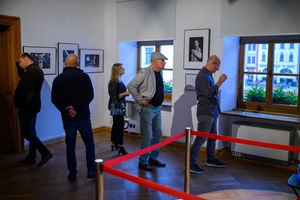 Wystawa: Wojowniczki - Publiczność oglądająca fotografie na wystawie.