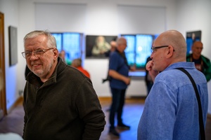 Wystawa: Oni - Publiczność oglądająca fotografie na wystawie.