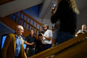 Galeria TCK - Operator kamery nagrywający publiczność wernisażu.