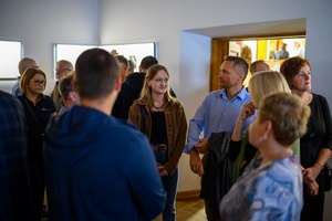 Wystawa: Dwoistość - Publiczność oglądająca fotografie na wystawie.