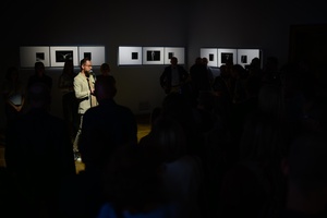 Wystawa: Dwoistość - Marcin Dąbek przemawiający podczas otwarcia