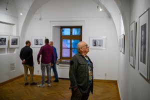 Wystawa: Tak daleko tak blisko - Publiczność oglądająca fotografie na wystawie