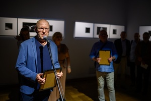 Wystawa: Dwoistość - Tomasz Sobczak przemawiający podczas otwarcia