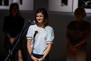 Wystawa: Dwoistość - Bożena Kaczmarczyk autorka wystawy Tak daleko tak blisko przemawiająca podczas otwarcia