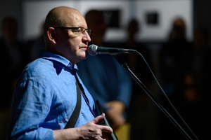 Wystawa: Dwoistość - Dariusz Kobylański przemawiający podczas otwarcia