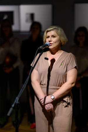 Wystawa: Dwoistość - Elżbieta Litwora autorka wystawy Wojowniczki przemawiająca podczas otwarcia.
