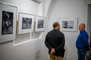 Wystawa: Tak daleko tak blisko - Publiczność oglądająca fotografie na wystawie