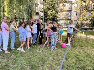 Piknik 13. Dzielnicy - Uczestnicy pikniku i pokaz chodzenia po linie - Slackline