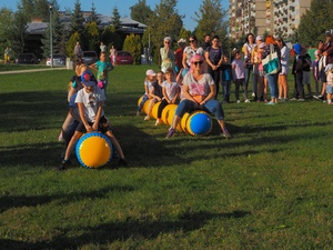 Piknik 13. Dzielnicy - Uczestnicy w trakcie konkursu "rury".