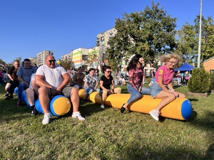 Piknik 13. Dzielnicy - Uczestnicy w trakcie konkursu "rury".