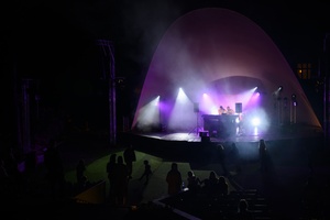 3. Festiwal Nauki i Techniki: electro set Sarapata i pokaz laserowy - Na amfiteatralnej scenie duet Sarapata wykonujący swoją muzykę elektroniczna