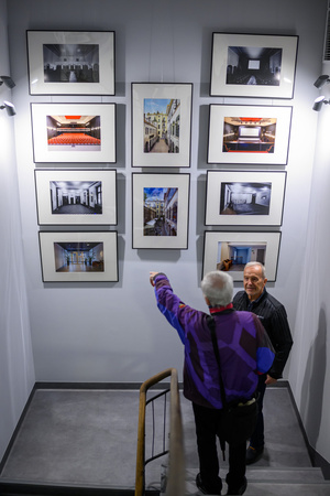 100 lat Marzenia: Wernisaż wystawy „Marzenie (nie)oczywiste” - Publiczność oglądająca fotografie na wystawie.