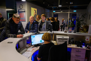 100-lecie kina Marzenie - koncert Voice Band i Ewelina Flinta - Publiczność gromadząca się w holu przed koncertem