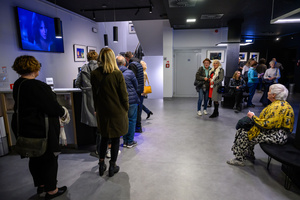 100-lecie kina Marzenie - koncert Voice Band i Ewelina Flinta - Publiczność gromadząca się w holu przed koncertem