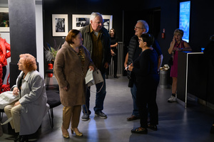 100-lecie kina Marzenie - „Deszczowa piosenka" - Publiczność gromadząca się w holu kina Marzenie