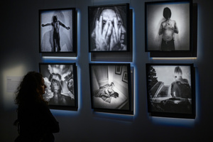 Wystawa „Tożsamość” oraz spotkanie z autorem Andrzejem Grudniem - Publiczność oglądająca wystawę „Tożsamość”