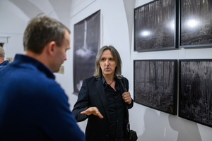 Wystawa „Tożsamość” oraz spotkanie z autorem Andrzejem Grudniem - Andrzej Grudzień opowiadający o swoich fotografiach podczas wernisażu wystawy „Tożsamość”