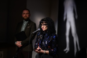 Wystawa „Tożsamość” oraz spotkanie z autorem Andrzejem Grudniem - Kuratorka wystawy  dr Jolanta Rycerska przemawiająca podczas wernisażu wystawy „Tożsamość"