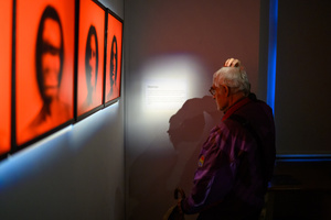 Wystawa „Tożsamość” oraz spotkanie z autorem Andrzejem Grudniem - Publiczność oglądająca wystawę „Tożsamość”