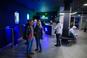 100 lat kina M. - Spotkanie ze Stanisławem Janickim oraz projekcja filmu niemego „Codzienne marzenia” - Publiczność gromadząca się w holu kina Marzenie.