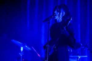 Koncert: Kasia Lins - Na scenie śpiewająca i grająca na basie Kasia Lins