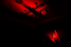 Koncert: Kasia Lins - Na scenie grająca na klawiszach i śpiewająca Kasia Lins