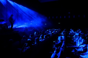 Koncert: Kasia Lins - Publiczność zasłuchana w dźwiękach gitary Karola Łakomca