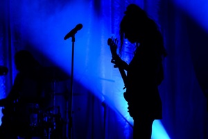 Koncert: Kasia Lins - Na scenie  grająca na basie Kasia Lins