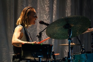 Koncert: Kasia Lins - Na scenie śpiewająca chórki i grająca na perkusji Wiktoria Jakubowska