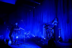 Koncert: Kasia Lins - Na scenie zespół Kasi Lins. Od prawej: śpiewająca chórki i grająca na klawiszach Aga Bigaj, grająca na basie i śpiewająca Kasia Lins, grający na gitarze Karol Łakomiec, w tle grająca na perkusji Wiktoria Jakubowska