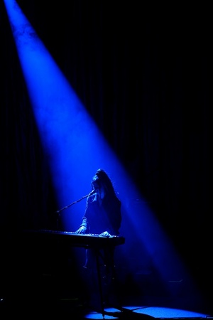 Koncert: Kasia Lins - Na scenie grająca na klawiszach i śpiewająca Kasia Lins