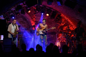 Jazzowa Jesień: Kinga Głyk - Kinga Głyk z zespołem na scenie tarnowskich Piwnic TCK