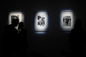 Wystawa: „Fischmarkt” oraz spotkanie z Markiem Gryglem - Publiczność oglądająca wystawę „Fischmarkt”